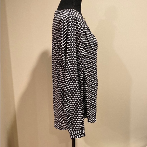 Black and White Notched Collar Blouse with Cuffed Sleeves - Picture 4 of 8